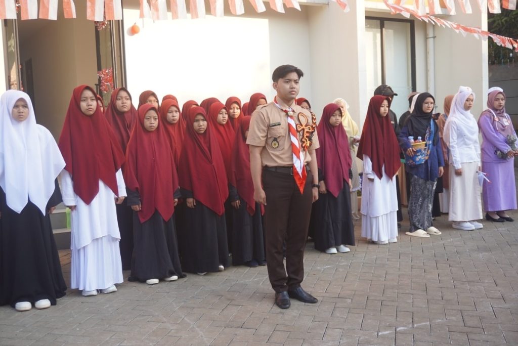Dirgahayu Republik Indonesia ke-80 : Ruang Baik Gelar Upacara dan Lomba Bersama Santriwati