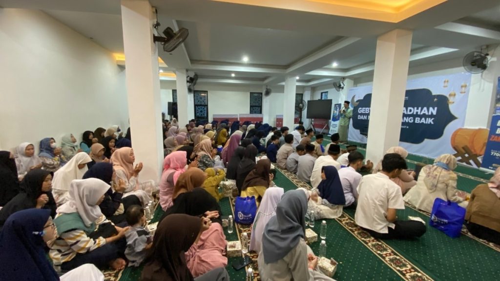 peserta kajian mendengarkan tausiyah
