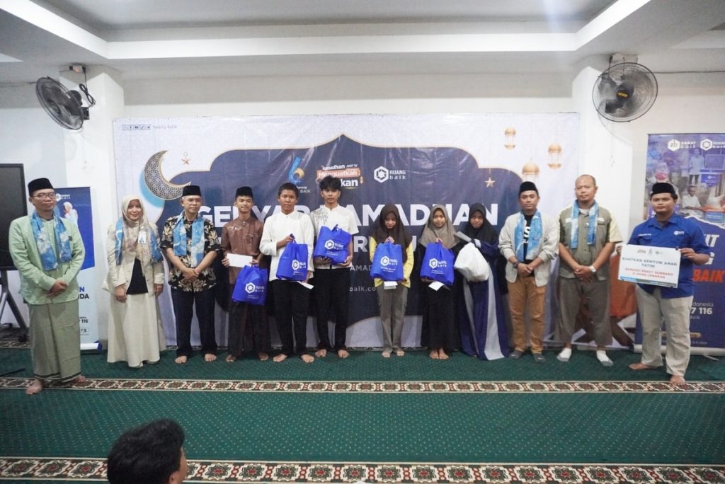 pembagian paket lebaran untuk anak yatim