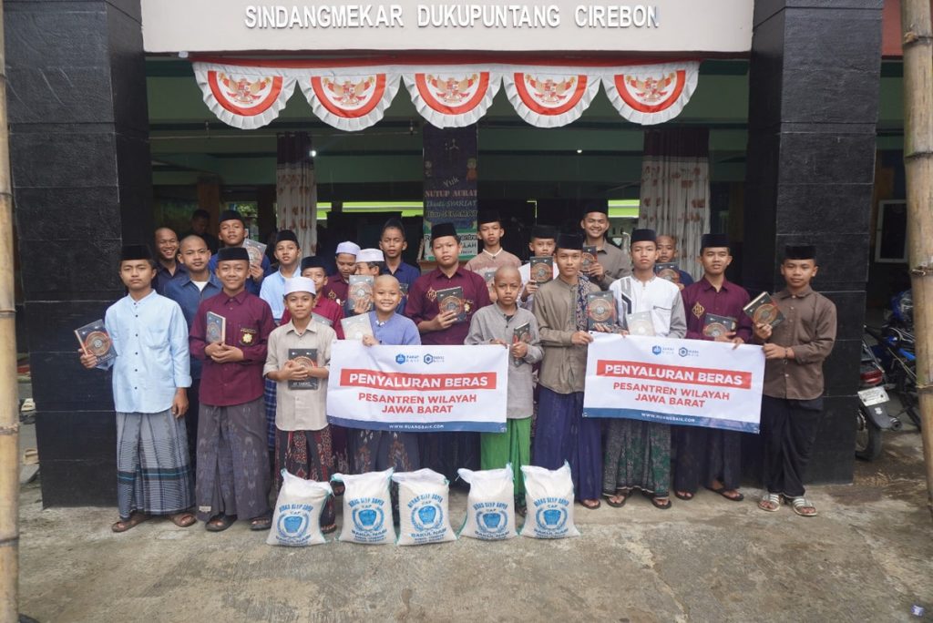 penyaluran beras di pondok Hidayatullah