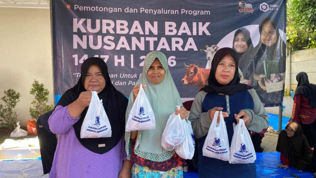 Senyum Lansia, Ojol, dan Santri Warnai Hari Kedua Qurban Ruang Baik