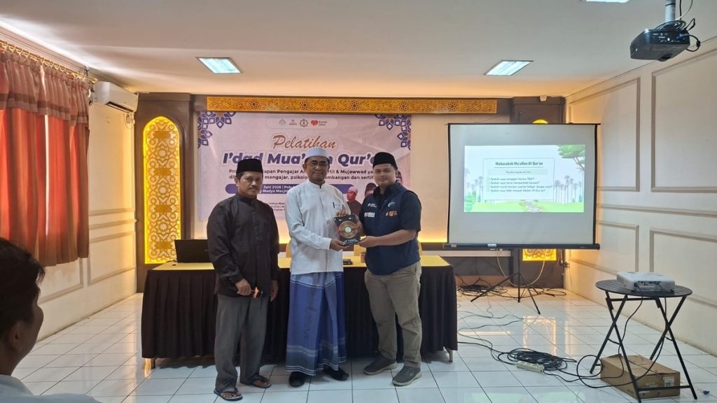 Dukung Kualitas Pengajar Al-Qur’an, Ruang Baik Salurkan Mushaf dan Iqro di Cirebon