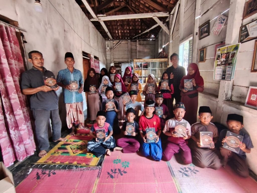 Genap 1.000 Al-Qur’an dan Iqro Terus Bergulir ke Pelosok Lampung