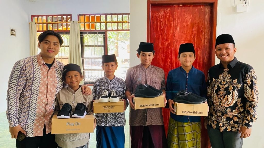 Sepatu Baru, Senyum Baru untuk Santri Ikhwan RTQ Khairukum