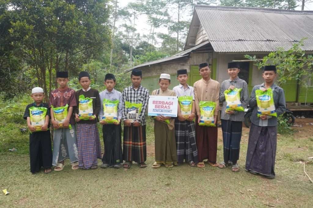 Ketika Beras Harus Berutang, 200 Kg Beras Hadir untuk Santri di Pelosok Lebak